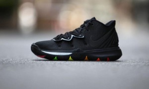 Nike Kyrie 5 纯黑鞋身 + 彩虹外底货号：AO2918-001